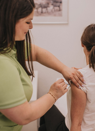 Bild 11 - Patient bekommt eine Spritze.jpg